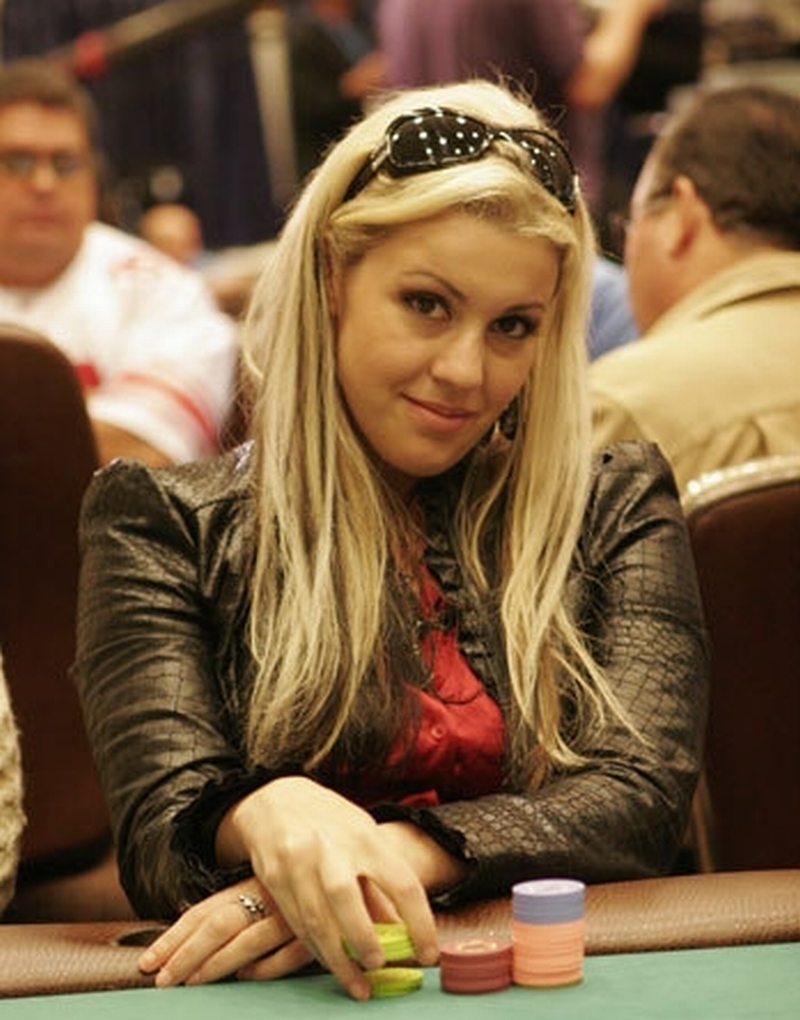 Jennifer Leigh rocking the poker tables